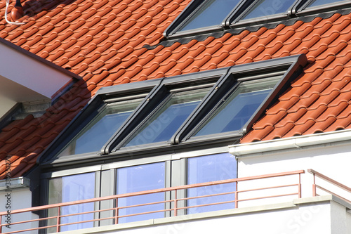 Modernes neues Fassadenanschlussfenster bzw. Dachfenster.