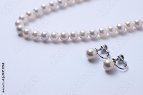 真珠のネックレスとイヤリング