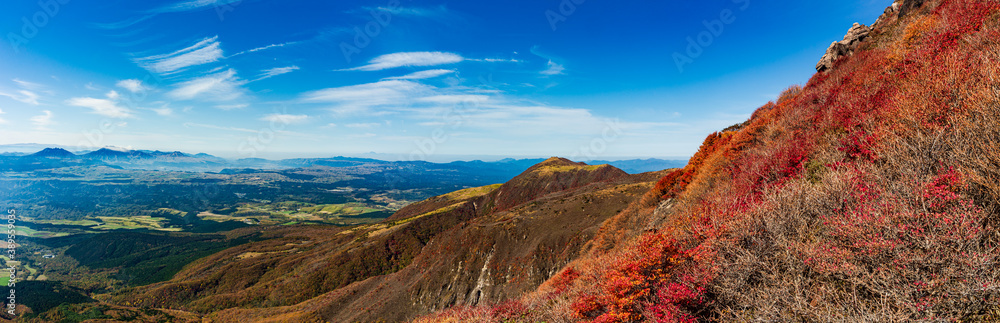 絶景 秋の久住山 南側斜面の紅葉と遥かに阿蘇山と祖母傾山山系