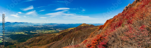 絶景 秋の久住山 南側斜面の紅葉と遥かに阿蘇山と祖母傾山山系 photo