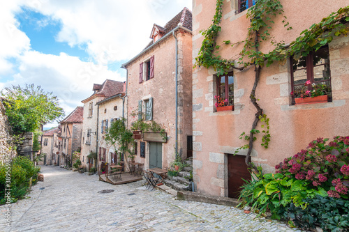 Fototapeta Naklejka Na Ścianę i Meble -  beautiful street of saint cirq lapopie medieval town, France