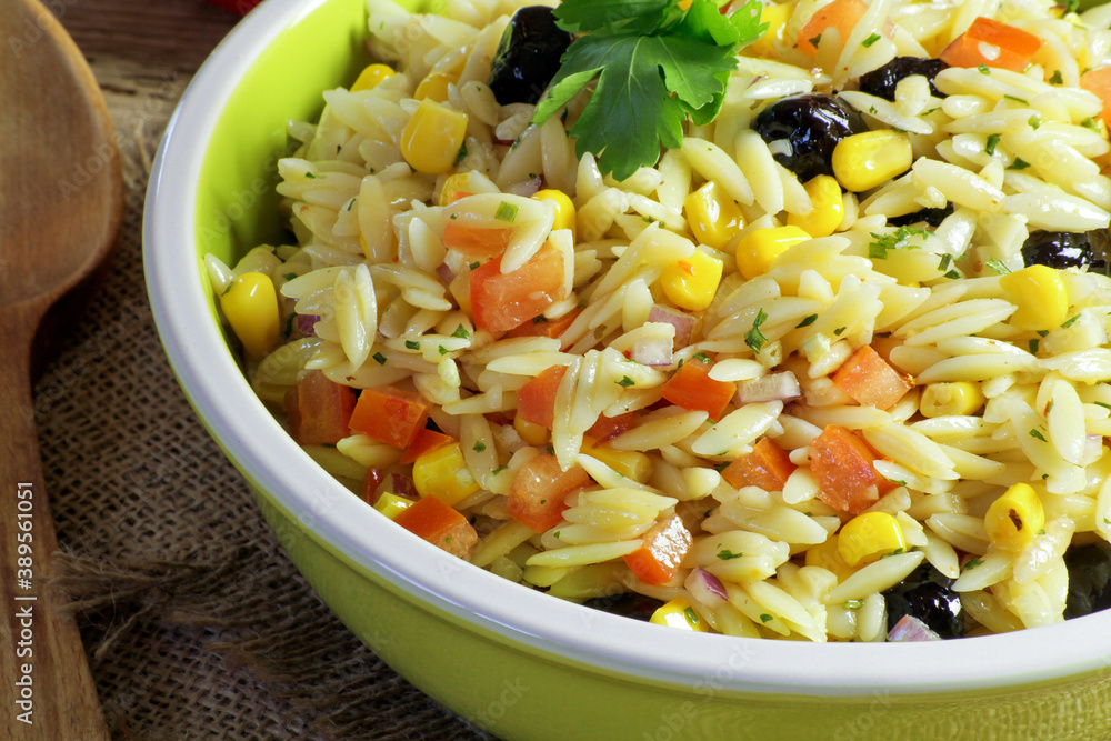 plat de salade de pâtes froides aux légumes plat de salade de pâtes froides aux légumes