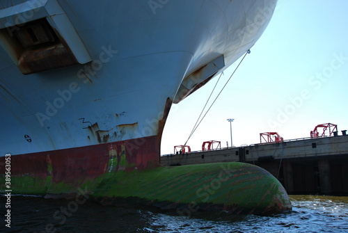 Schiff im Hafen von Hamburg photo