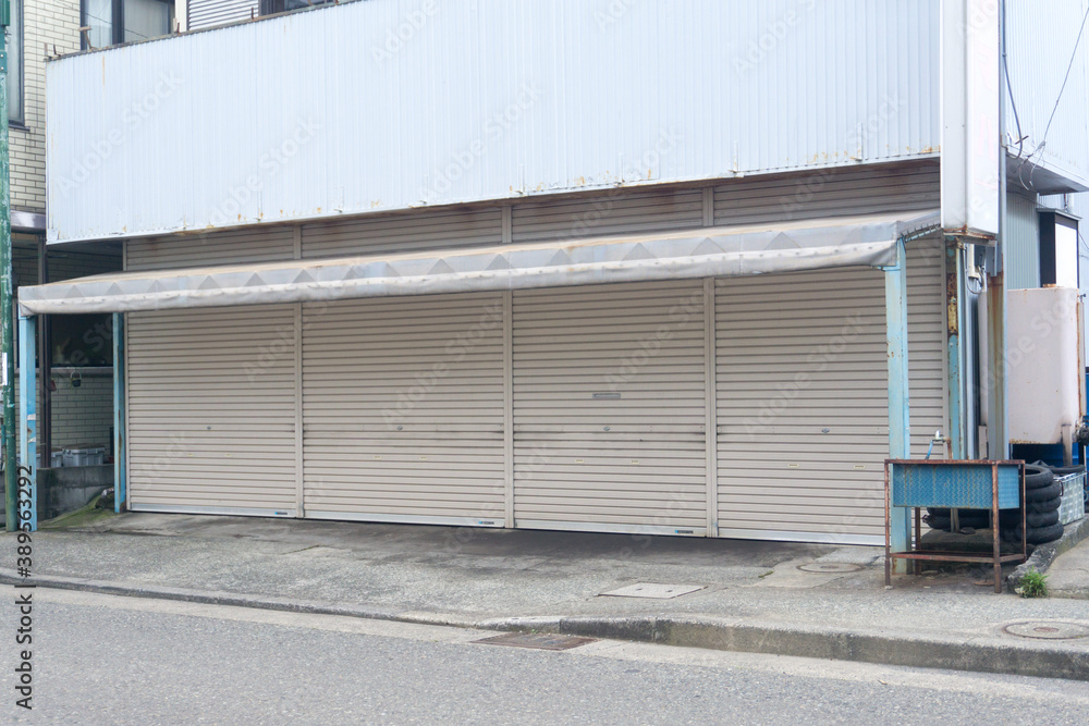 シャッタを閉めた店
シャッタを閉めた店