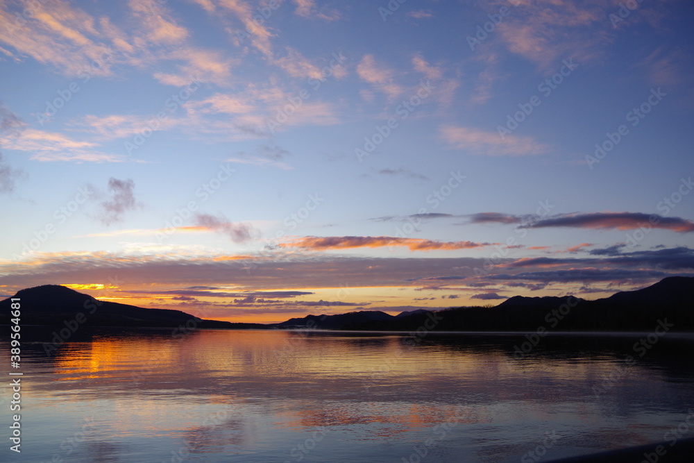 Fototapeta premium 夜明けのカルデラ湖の風景。屈斜路湖、北海道、日本。
