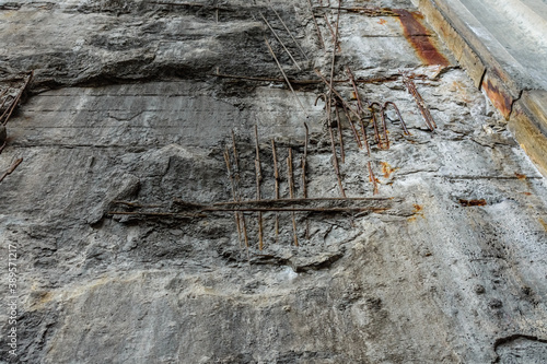 Canvastavla Old damaged concrete wall with rusty armature