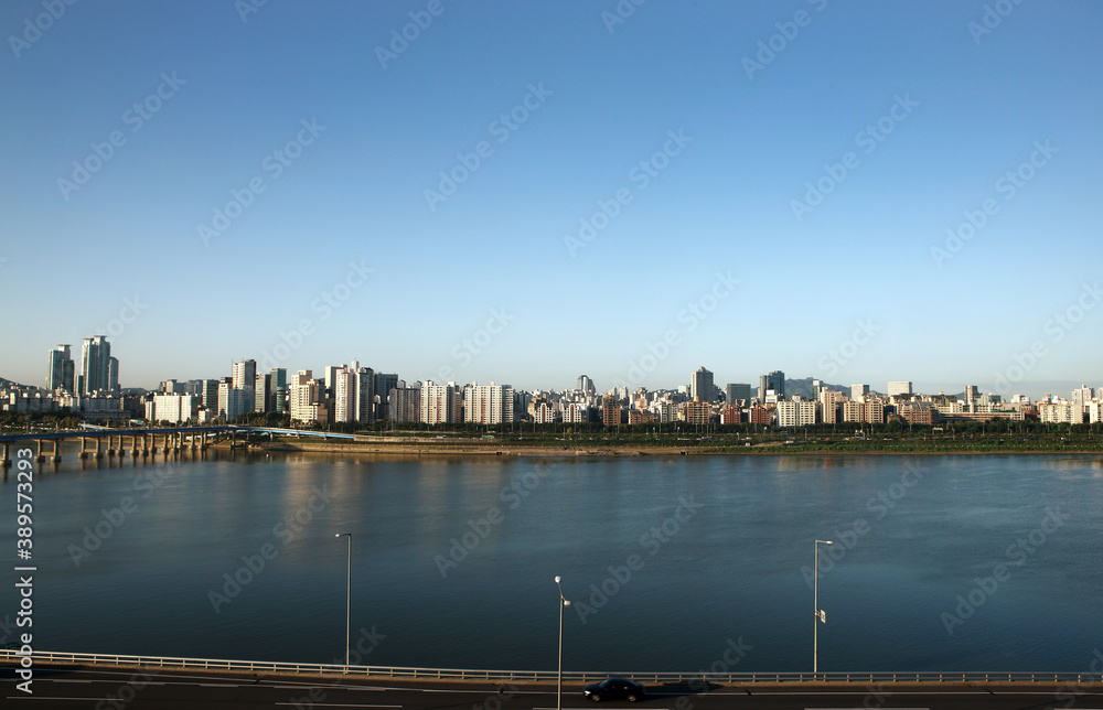 Naklejka premium Seoul, South Korea skyline on a hazy day.