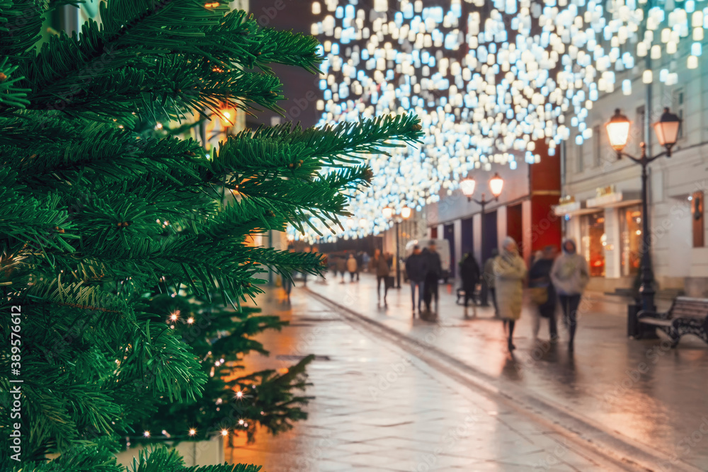 Obraz premium Evening city street with hurrying people, new year's eve and christmas