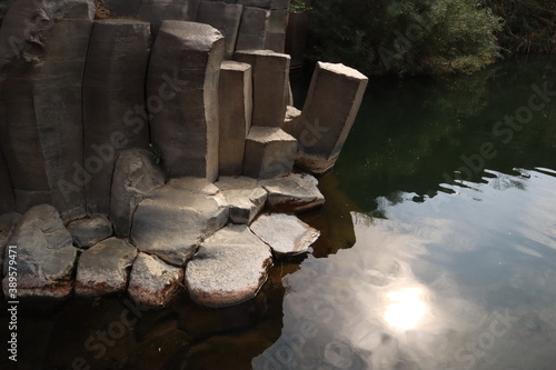 Fotografi Large hexagonal stones at water side at Golan heights