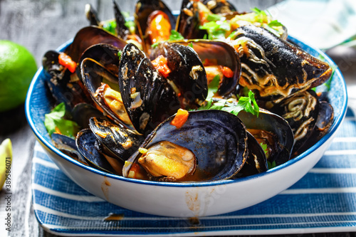 steamed mussels with white wine garlic sauce