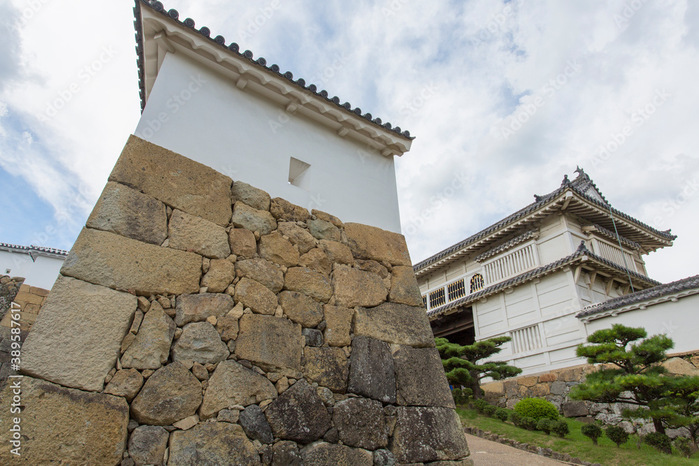 姫路城の石垣と菱の門