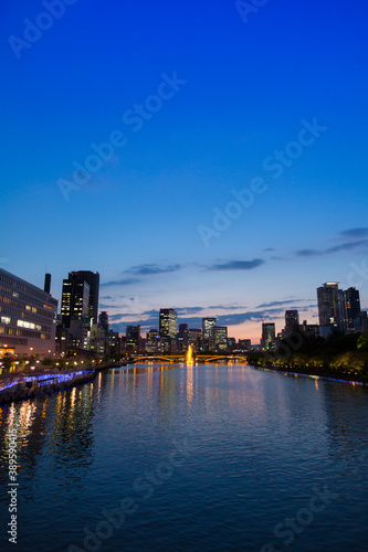 天満橋からの中之島夕景 © Paylessimages