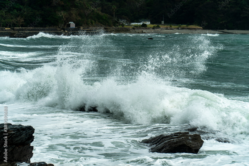 長崎県長崎市　弁天白浜　台風通過後の荒れた海