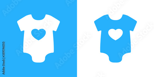 Boutique de ropa de bebé. Icono plano con camiseta de bebé con corazón en fondo azul y blanco