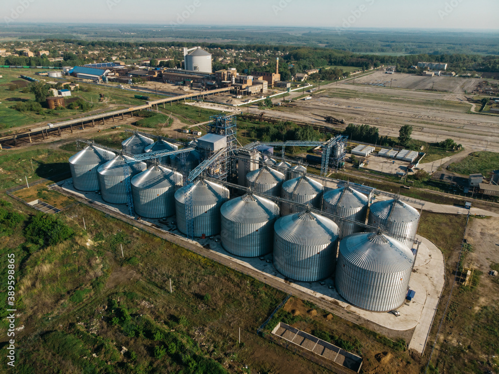 Obraz premium Very large grain elevator filmed from a bird's eye view
