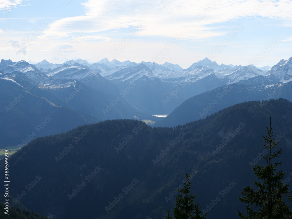 Panoramablick über die Tiroler Alpen in Österreich