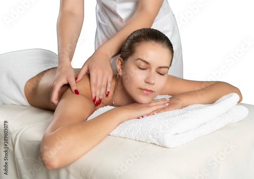 Piękna biała kobieta podczas masażu w spa, welness. photo