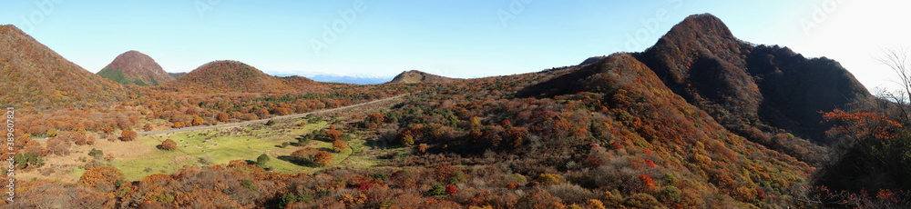 紅葉ドライブ！秋色に染まった山々と直線道路 ～榛名山外輪山～ (秋/紅葉)(パノラマ)