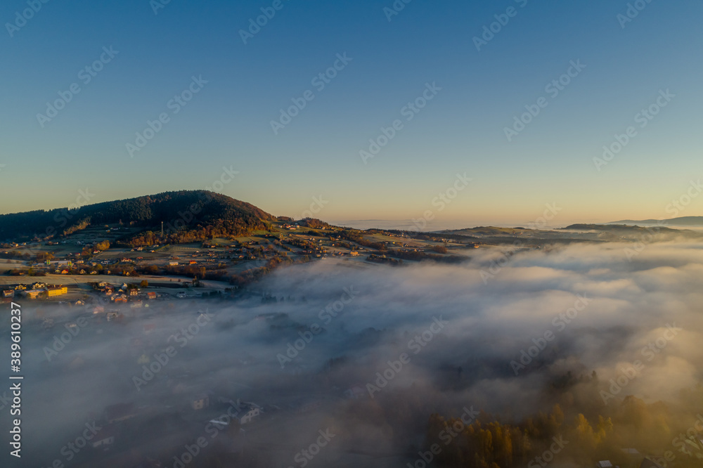 Krajobraz, mgła, widok z drona,Cieniawa w gminie Grybów, Nowy Sącz.