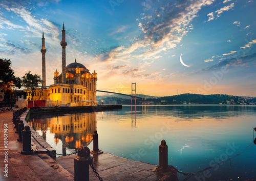 Fotografia Mosque and Bosphorus bridge