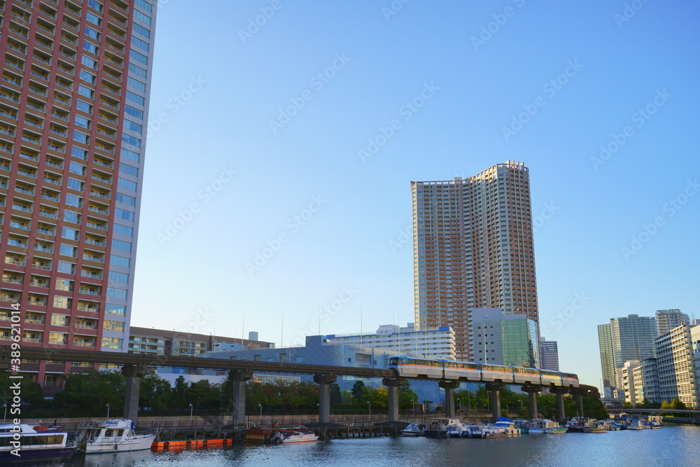 Fototapeta premium 運河とモノレール