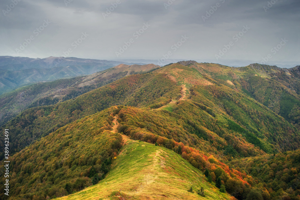 Obraz premium Beautiful autumn mountain view and landscapes from the path from Ribaritsa to Eho hut chalet and peaks Yumruka and Kavladan, Central Balkan, Teteven, Bulgaria