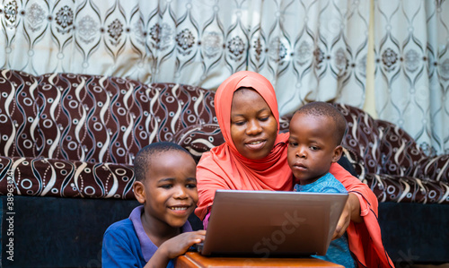 Fotografia black african family doing home schooling with digital laptop during quarantine