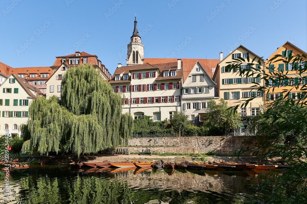 Naklejka premium Stadtansicht Tübingen vom Neckar mit Stiftskirche St. Georg