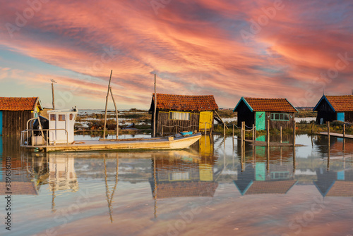 chenal de la grève , la tremblade , charente maritime au coucher de soleil 