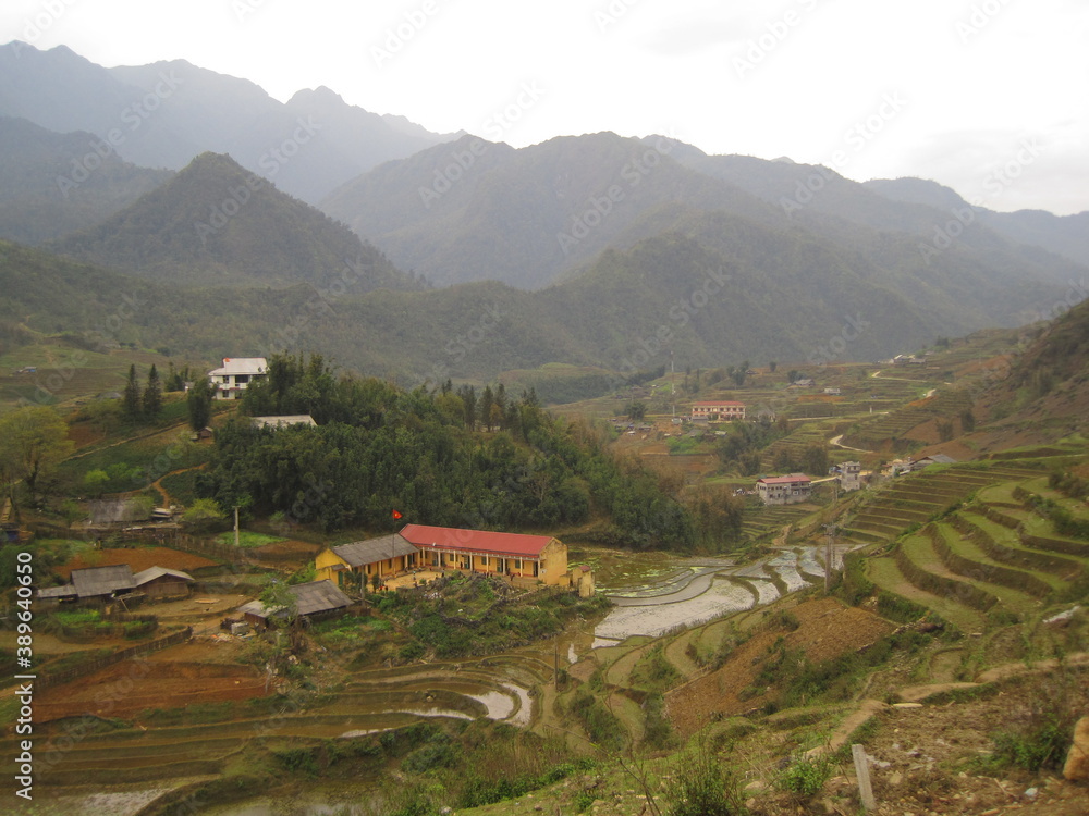 Obraz premium The beautiful rice fields and terraces in the mountains of Sa Pa in Northern Vietnam, Asia