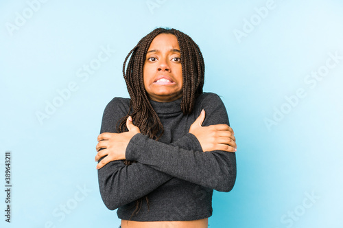 Fotografia Young african american woman isolated on blue background going cold due to low temperature or a sickness