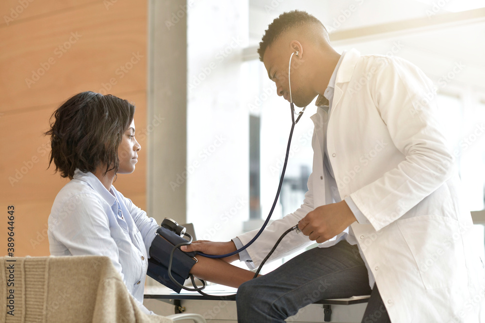 Obraz premium Woman at doctor's office for check up
