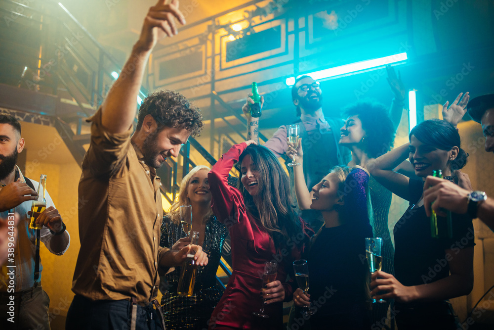 Obraz premium Dance! The night is still young