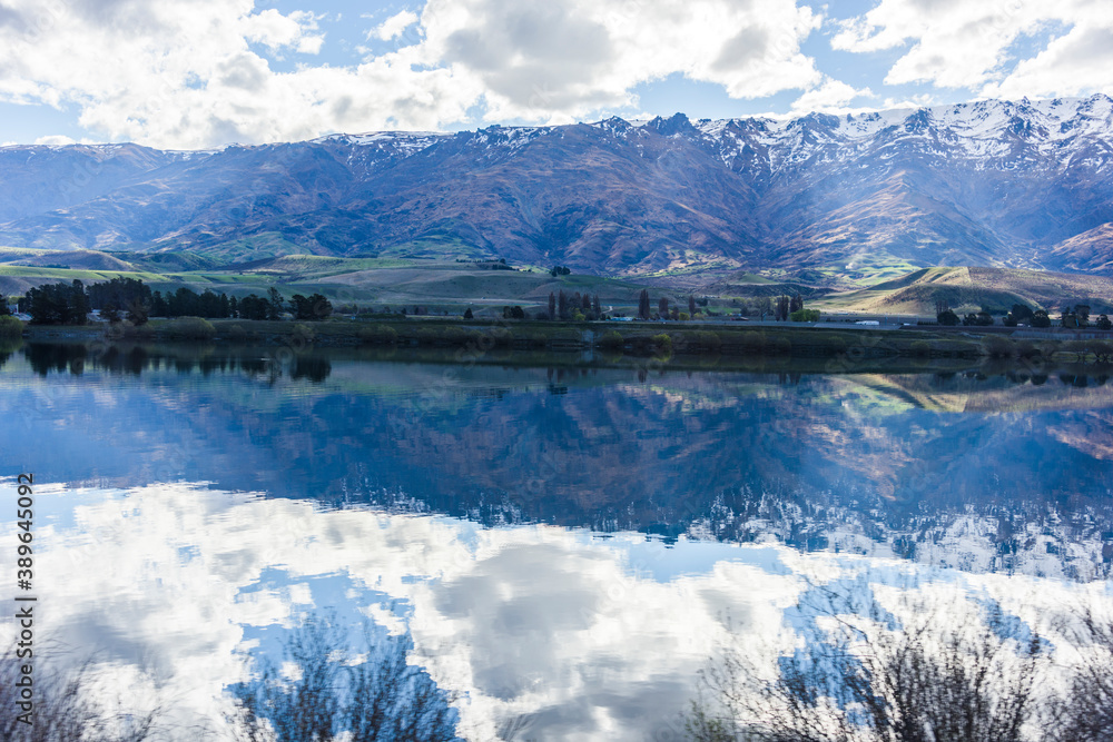 Obraz premium 湖面に映る対岸のマウント・ピサ