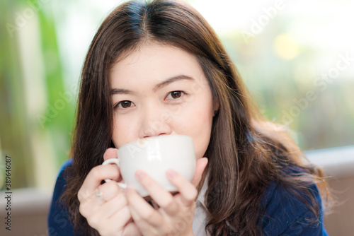 Business asian women sitting in cafe drinkking coffee