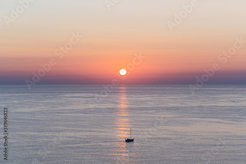 Segelboot im Sonnenuntergang bei Helgoland