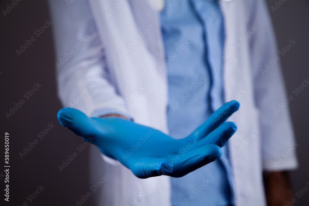 The doctor gives an empty hand The doctor gives an empty hand