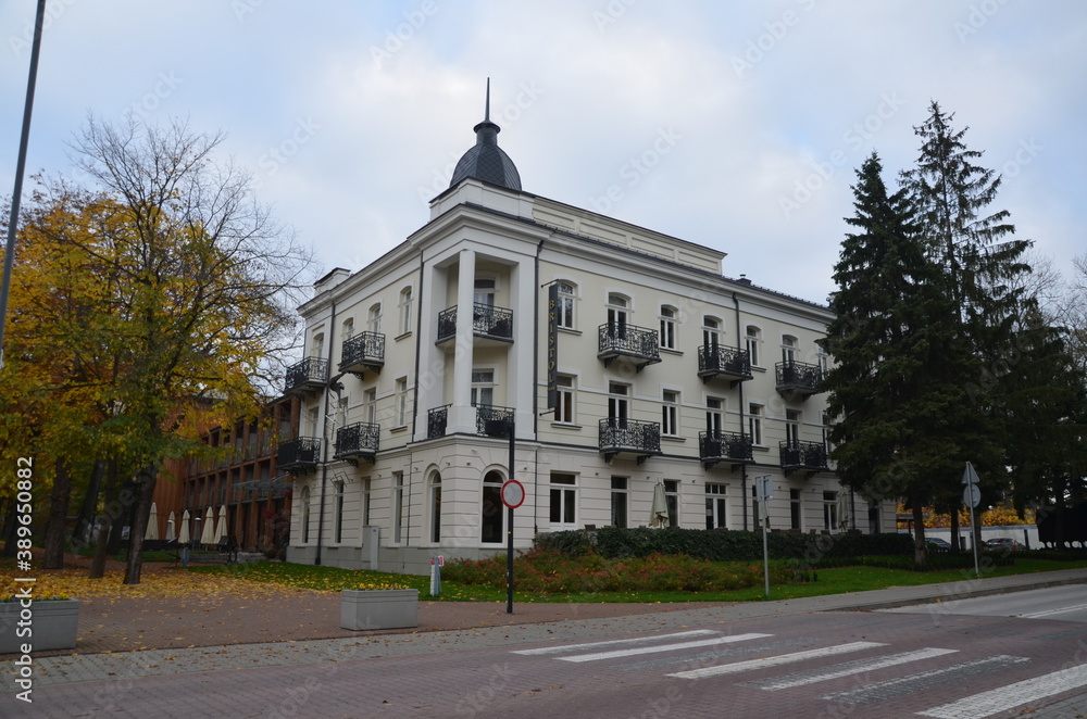 Busko Zdrój , puste ulice ,covid 19 Busko Zdrój , jesień 2020 Busko Zdrój , Busko Zdrój bez ludzi , bez ludności ulice , Busko Zdrój bez kuracjuszy , puste Park Zdrojowy w Busku Zdroju , Park w Busku