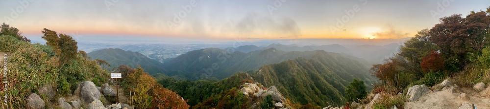 Fototapeta premium 鈴鹿山脈、日の入り前の鎌ヶ岳頂上から眺める南部パノラマ風景