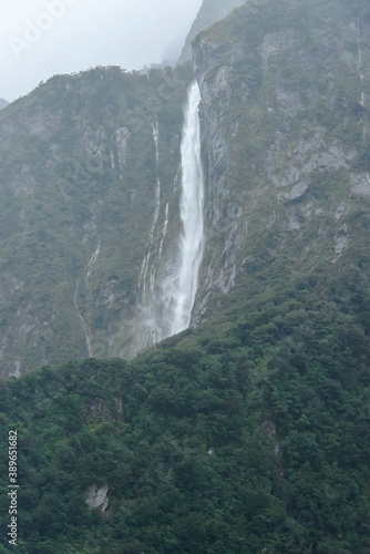 フィヨルドの表層を流れ落ちる滝
