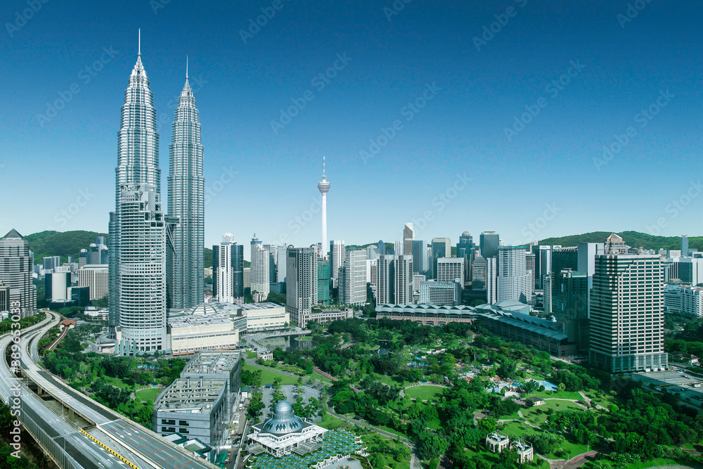 Fototapeta premium A panoramic cityscape of the downtown area of Malaysia capital city, Kuala Lumpur