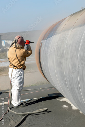 Photos The sandblaster is sanding to steel pipe material