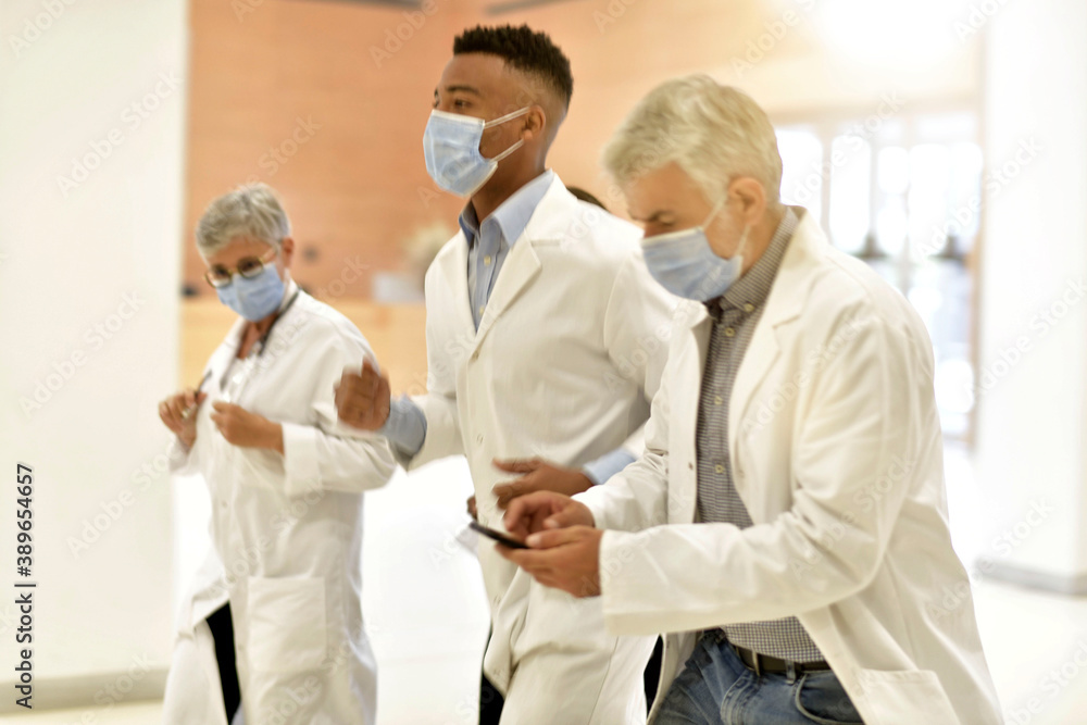 Obraz premium Medical team in emergency department rushing in hallway