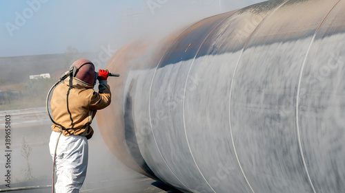 Foto The sandblaster is sanding to steel pipe material