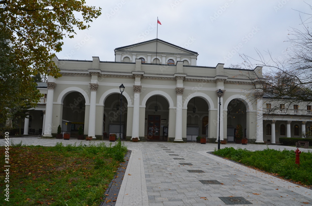 Naklejka premium Busko Zdrój , puste ulice ,covid 19 Busko Zdrój , jesień 2020 Busko Zdrój , Busko Zdrój bez ludzi , bez ludności ulice , Busko Zdrój bez kuracjuszy , puste Park Zdrojowy w Busku Zdroju , Park w Busku