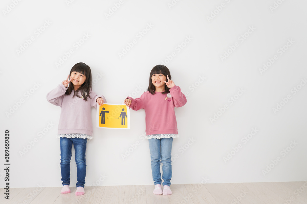 ソーシャルディスタンスの紙を持つ子供