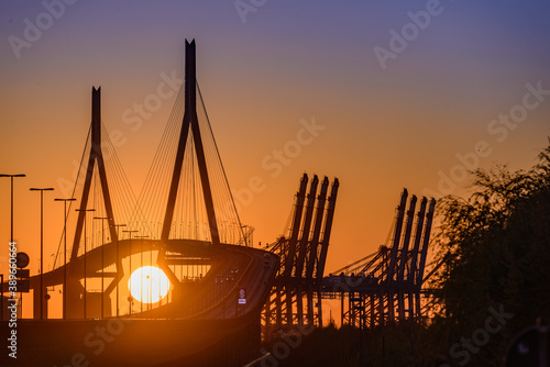 Köhlbrandbrücke in Hamburg im Sonnenuntergang