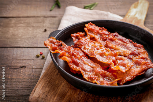 Fotografija Tasty fried crispy bacon slices