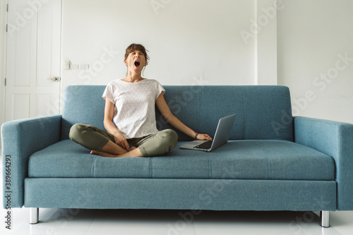 Obraz na płótnie Woman working from home w salonie