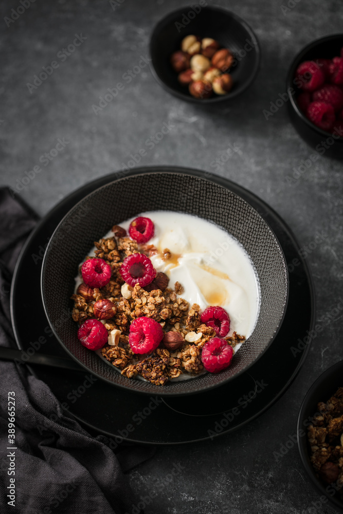 bol de granola maison avec yaourt et framboises